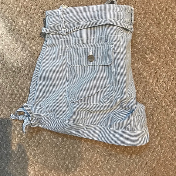 Adorable pinstripe shorts. NWOT - Picture 2 of 6